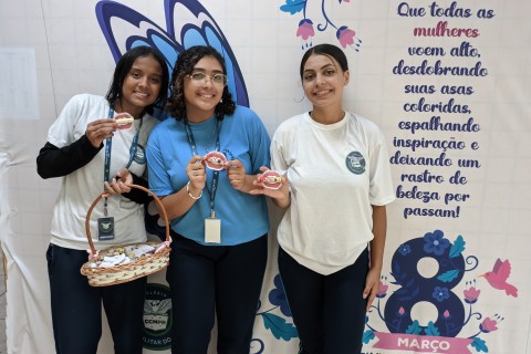 Ação do Grêmio Estudantil Celebra o Dia Internacional da Mulher com Presentes para a Comunidade Escolar